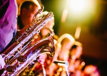 Tenor Saxophone vs Alto Saxophone: Similarities and differences