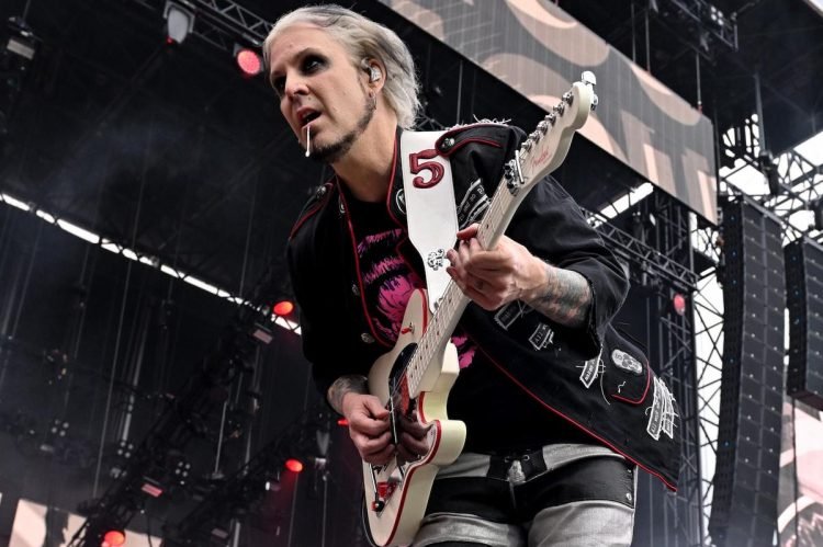 John 5 Responds to Accusations of Guitar Miming With Motley Crue John 5 Responds to Accusations of Guitar Miming With Motley Crue