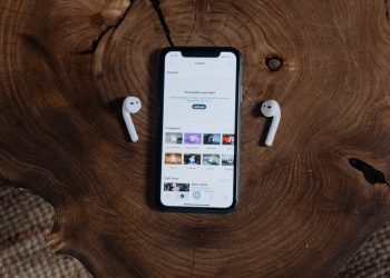 Podcasts and online radios: complementarity or competition?