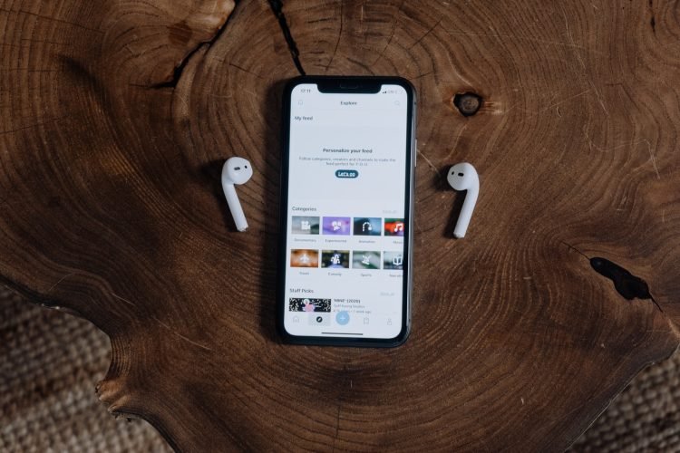 Podcasts and online radios: complementarity or competition? Podcasts and online radios: complementarity or competition?