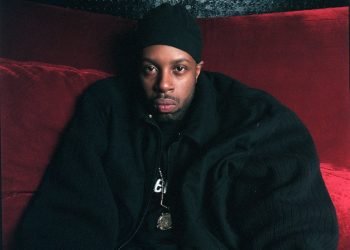 Hip-hop producer shows how J Dilla made his unique bass tones Hip-hop producer shows how J Dilla made his unique bass tones
