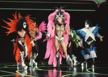 Revisiting ‘Wonder Woman’ Lynda Carter’s Bonkers Kiss Tribute