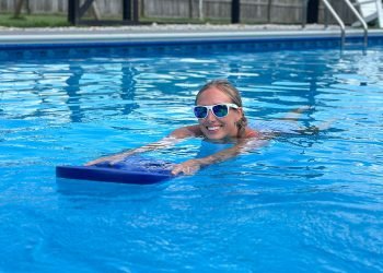 The 8 Best Pool Exercises For Abs, According to a CPT