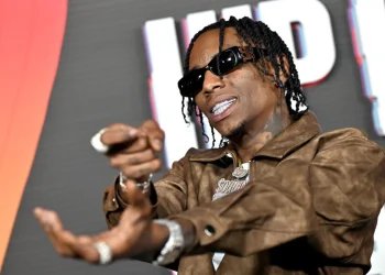 Soulja Boy Gives Flowers To Ludacris For Flying A Plane Before Him