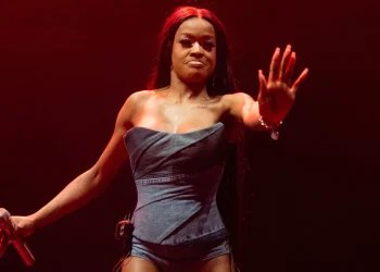 Azealia Banks Endorses “Stupid And Incoherent” Kamala Harris For President Azealia Banks Endorses “Stupid And Incoherent” Kamala Harris For President
