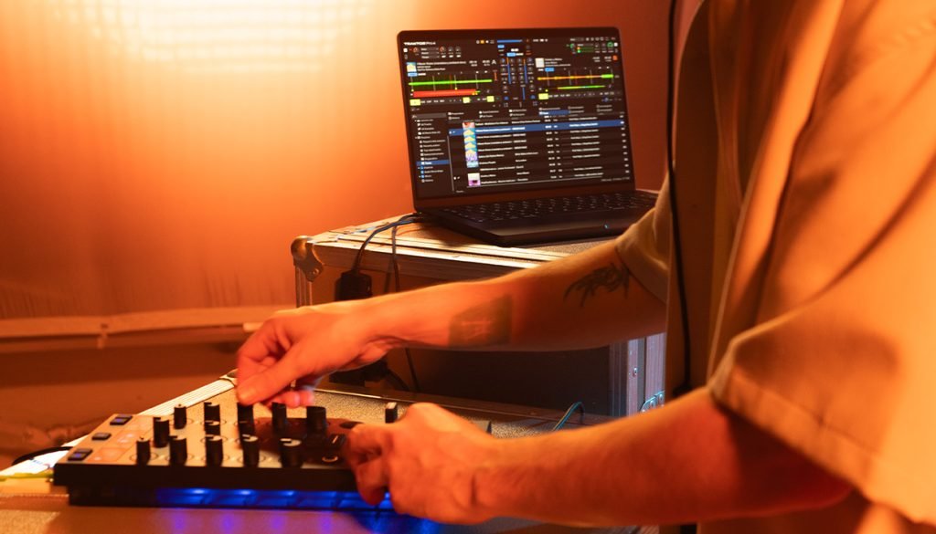 How to DJ with the Traktor Z1 MK2