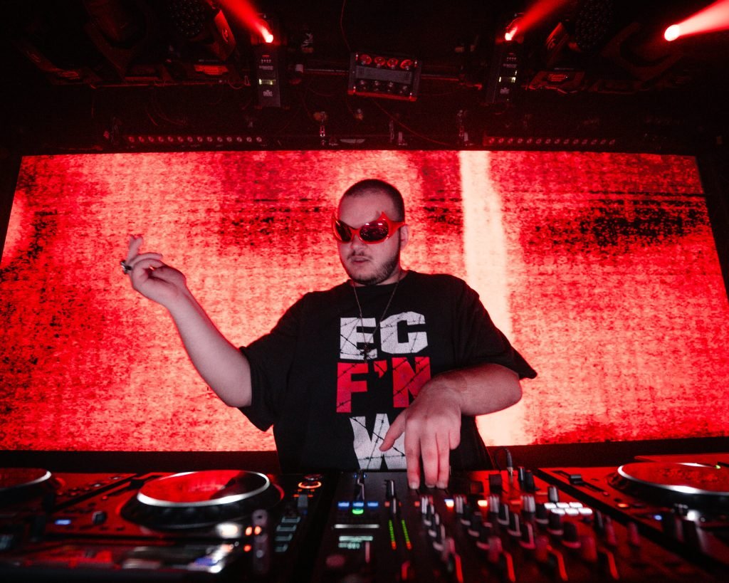 PREMIERE: Lizdek Delivers Stacked "Beneath The Surface Vol. 3" Mix, Showcasing 20+ New IDs