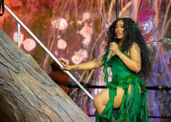 SZA Pushes “SOS Deluxe: LANA” Updates Back Due To Holiday Break SZA Pushes “SOS Deluxe: LANA” Updates Back Due To Holiday Break