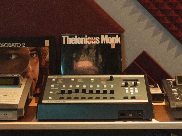 Exploring digital distortion and mimicking retro samplers Exploring digital distortion and mimicking retro samplers