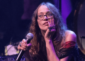 Fiona Apple Joins the Waterboys on New Song “Letter From an Unknown Girlfriend”: Listen Fiona Apple Joins the Waterboys on New Song “Letter From an Unknown Girlfriend”: Listen