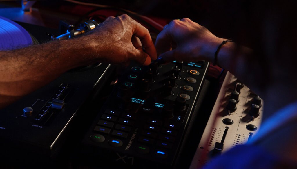 Learn how to DJ with Traktor: Explore beginner and intermediate courses from Crossfader