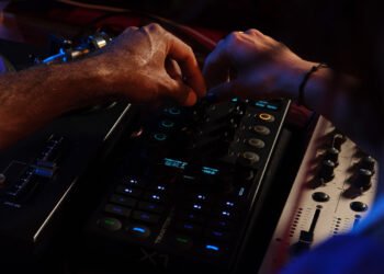 Learn how to DJ with Traktor: Explore beginner and intermediate courses from Crossfader