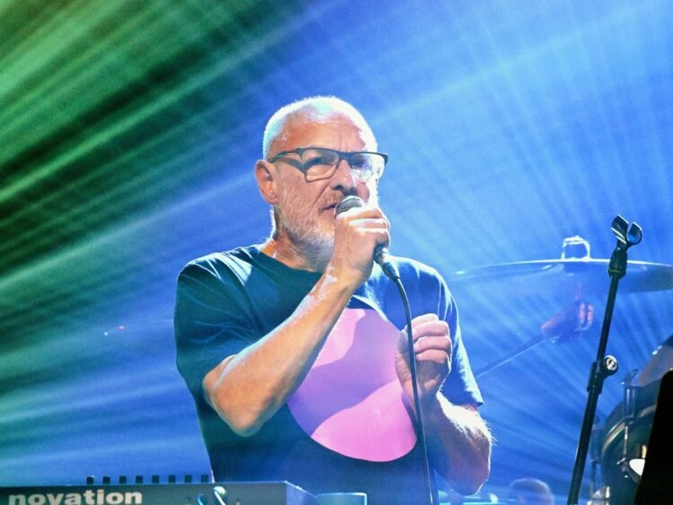 Brian Eno hates how Auto-Tune “turns a voice into every other voice” Brian Eno hates how Auto-Tune “turns a voice into every other voice”