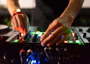Over 60 percent of emerging producers and DJs feel “the electronic music industry is a closed club” Over 60 percent of emerging producers and DJs feel “the electronic music industry is a closed club”