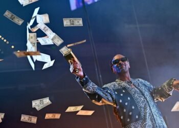 Snoop Dogg returns to Spotify following “open conversation” with its team on artist payouts Snoop Dogg returns to Spotify following “open conversation” with its team on artist payouts
