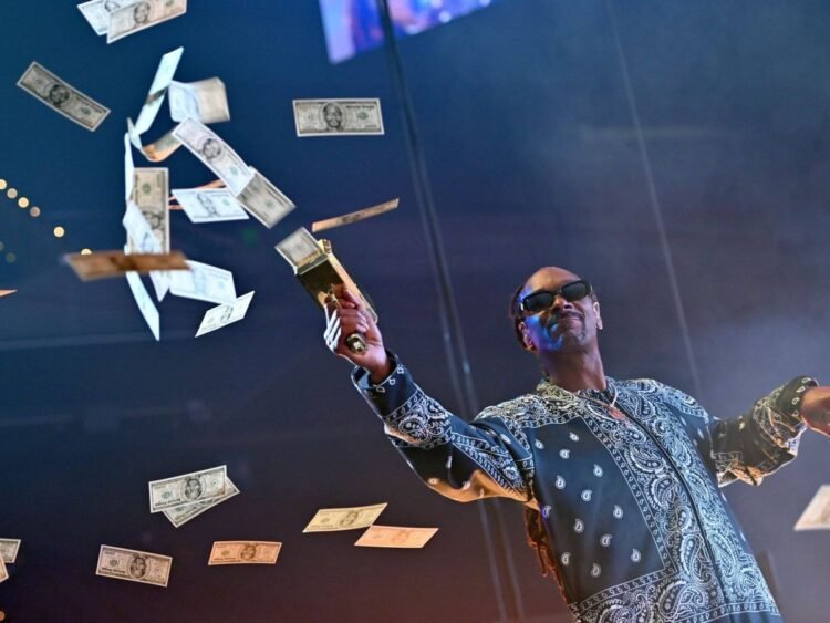 Snoop Dogg returns to Spotify following “open conversation” with its team on artist payouts Snoop Dogg returns to Spotify following “open conversation” with its team on artist payouts