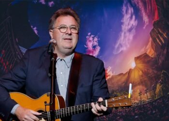 Vince Gill Admits Eagles’ Sphere Visuals Are ‘Pretty Distracting’