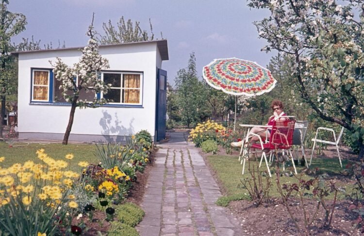 Photos That Take You Back to Summers in Your Grandparents' Yard Photos That Take You Back to Summers in Your Grandparents’ Yard