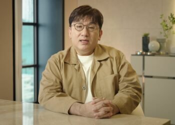 HYBE Chair Bang Si-hyuk tells staff he’ll return to Seoul to face IPO fraud investigation HYBE Chair Bang Si-hyuk tells staff he’ll return to Seoul to face IPO fraud investigation