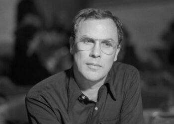 Robert Wilson, Boundary-Pushing Playwright and Director Who Collaborated with Philip Glass, Tom Waits, and Lady Gaga, Dies at 83 Robert Wilson, Boundary-Pushing Playwright and Director Who Collaborated with Philip Glass, Tom Waits, and Lady Gaga, Dies at 83