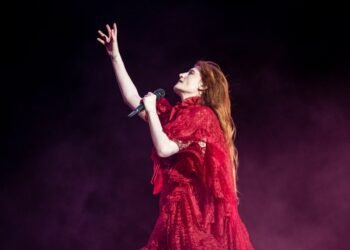 Florence Welch Screaming into Hole in the Ground Has Fans Excited
