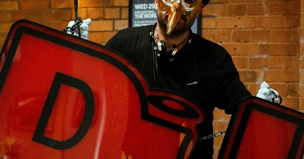 SOUND FIST: CLAPTONE ft RAPHAELLA