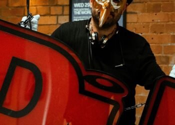 SOUND FIST: CLAPTONE ft RAPHAELLA