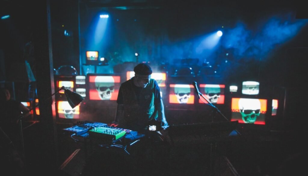 How Cloverdale uses Ozone to balance UKG swing and bass house on “Nobody” How Cloverdale uses Ozone to balance UKG swing and bass house on “Nobody”