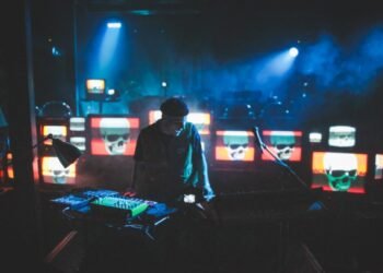 How Cloverdale uses Ozone to balance UKG swing and bass house on “Nobody”