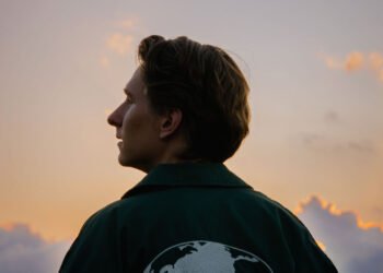 Dela Utca on blending live guitar with sampled layers with Kontakt