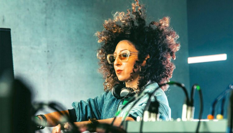 Hilit Kolet shares how she uses Komplete Kontrol to capture her raw energy