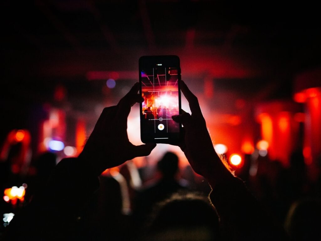 Study shows clubgoers feel phones are “ruining” the dancefloor