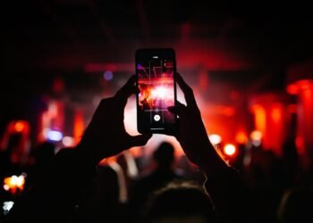 Study shows clubgoers feel phones are “ruining” the dancefloor