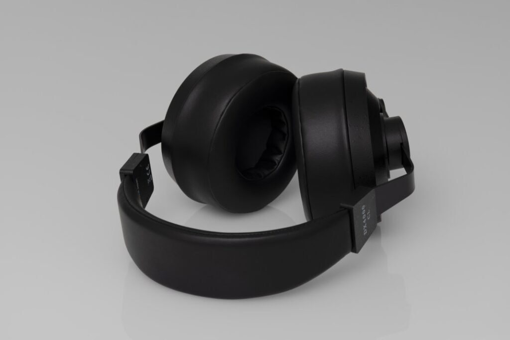 Final continues to challenge the limitations of closed-back headphone design with its new DX4000CL model Final continues to challenge the limitations of closed-back headphone design with its new DX4000CL model
