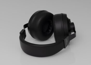 Final continues to challenge the limitations of closed-back headphone design with its new DX4000CL model