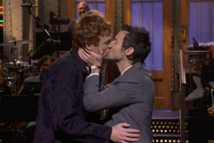 Harry Styles Talks Queerbaiting, Kisses Ben Marshallon ‘SNL’ Harry Styles Talks Queerbaiting, Kisses Ben Marshallon ‘SNL’