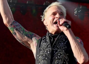 David Lee Roth Brings Back Rare Van Halen Gem on Opening Night