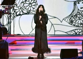 Violet Grohl Makes TV Debut With ‘Bug in the Cake’ Performance