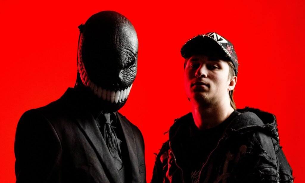 LISTEN: MAD DUBZ and VKTM link up for massive new single “HANDS UP” + announce co-headline tour LISTEN: MAD DUBZ and VKTM link up for massive new single “HANDS UP” + announce co-headline tour