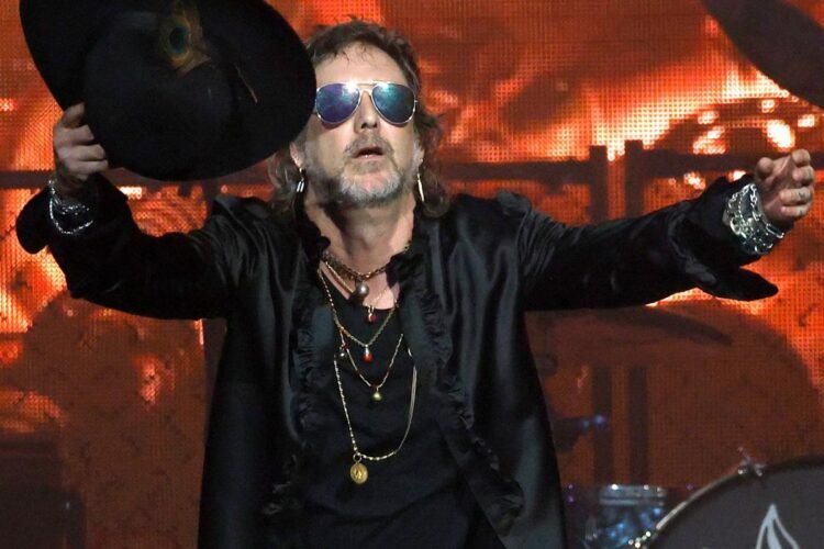 The Black Crowes' Robinson Booed After Mocking Fans’ ‘USA’ Chant The Black Crowes’ Robinson Booed After Mocking Fans’ ‘USA’ Chant