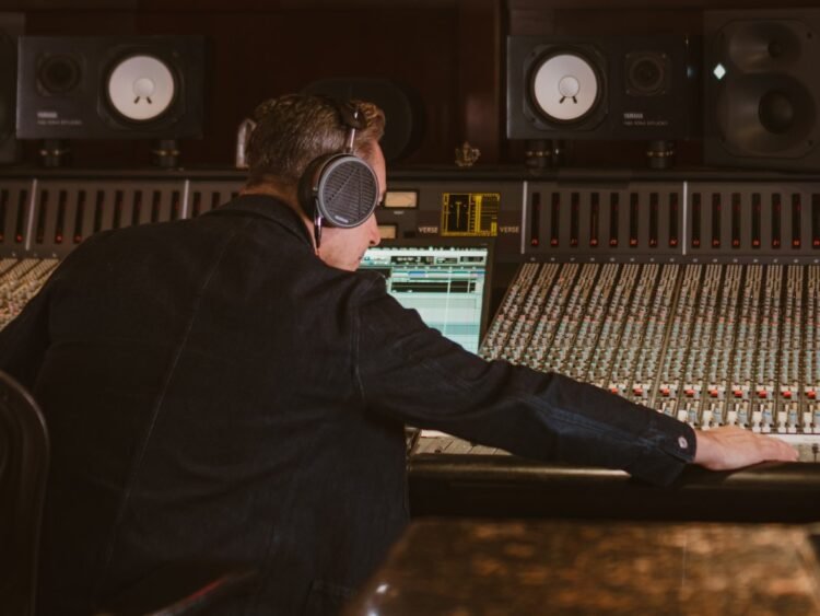 Audeze brings its SLAM tech to the Manny Marroquin Signature Series with the MM-520 Audeze brings its SLAM tech to the Manny Marroquin Signature Series with the MM-520