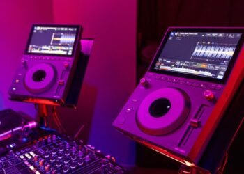 Short on booth space? AlphaTheta’s new CDJ-1500X multi player packs flagship features into a smaller footprint
