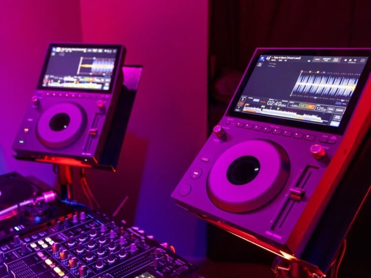 Short on booth space? AlphaTheta’s new CDJ-1500X multi player packs flagship features into a smaller footprint