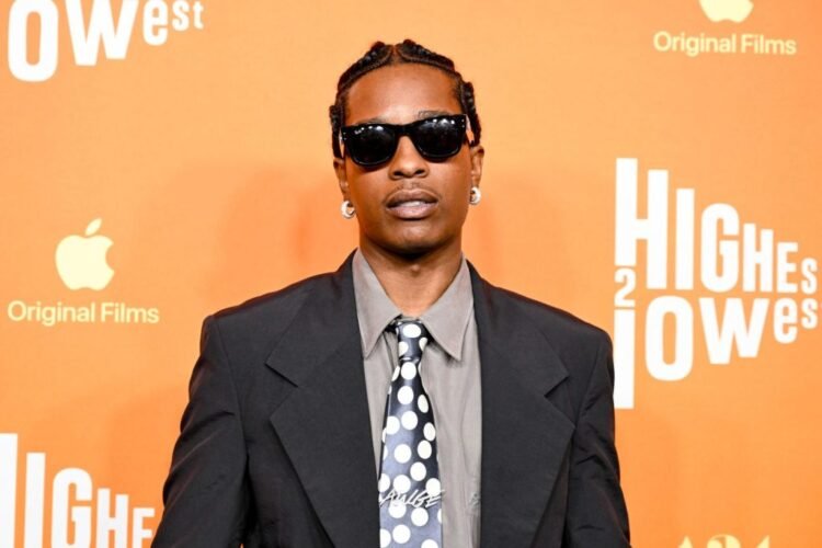 Rihanna Gives A$AP Rocky 2 Seconds to Make Subway Pitch on Skin Care Rihanna Gives A$AP Rocky 2 Seconds to Make Subway Pitch on Skin Care