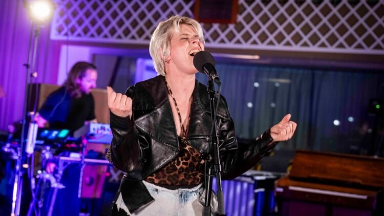 Watch Robyn Cover Erasure’s “Always” Watch Robyn Cover Erasure’s “Always”
