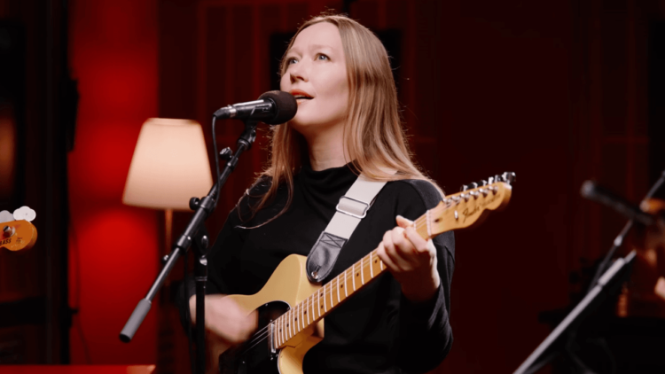 Watch Julia Jacklin Cover Sugar Ray’s “Every Morning” Watch Julia Jacklin Cover Sugar Ray’s “Every Morning”