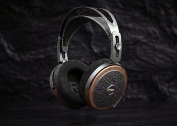 With an 800 nanometer diamond-coated diaphragm, FiiO’s new FT15 headphones are for the serious audiophile