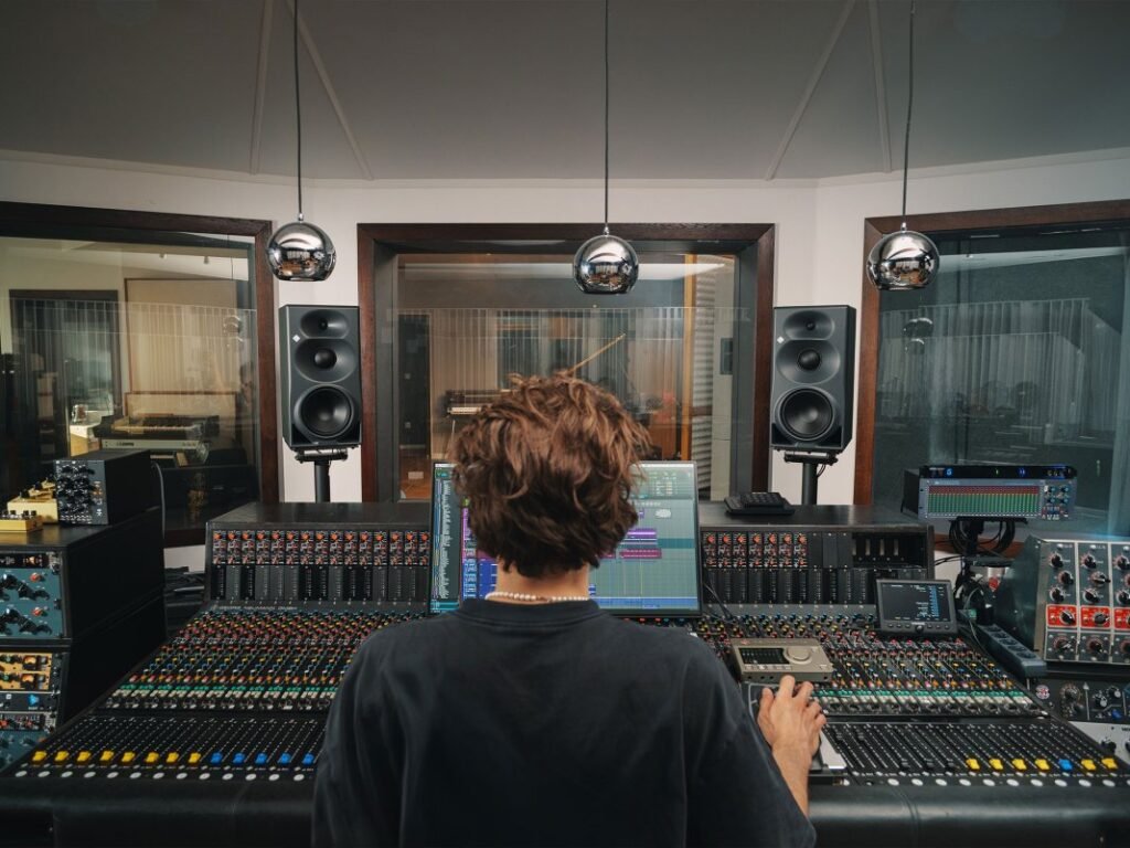 Neumann expands its range of 3-way monitors: meet the KH 310 II and KH 350 Neumann expands its range of 3-way monitors: meet the KH 310 II and KH 350
