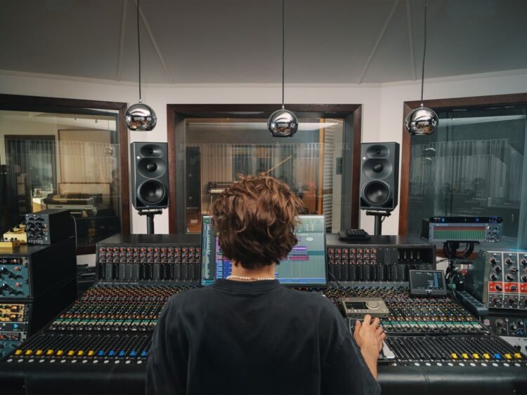Neumann expands its range of 3-way monitors: meet the KH 310 II and KH 350 Neumann expands its range of 3-way monitors: meet the KH 310 II and KH 350